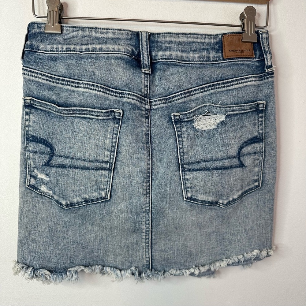 American Eagle AE Super High Rise Light Wash Distressed Mini Skirt Sz 8 Stretch - Picture 2 of 8